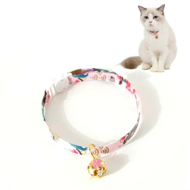Verstellbares Haustierhalsband mit Blumen- und Glöckchenmotiv für Katzen und Hunde, Größe S (17–32 cm)