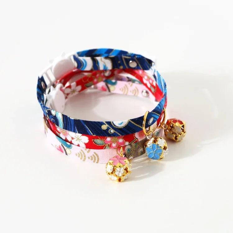 Verstellbares Haustierhalsband mit Blumen- und Glöckchenmotiv für Katzen und Hunde, Größe S (17–32 cm)