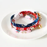 Verstellbares Haustierhalsband mit Blumen- und Glöckchenmotiv für Katzen und Hunde, Größe S (17–32 cm)