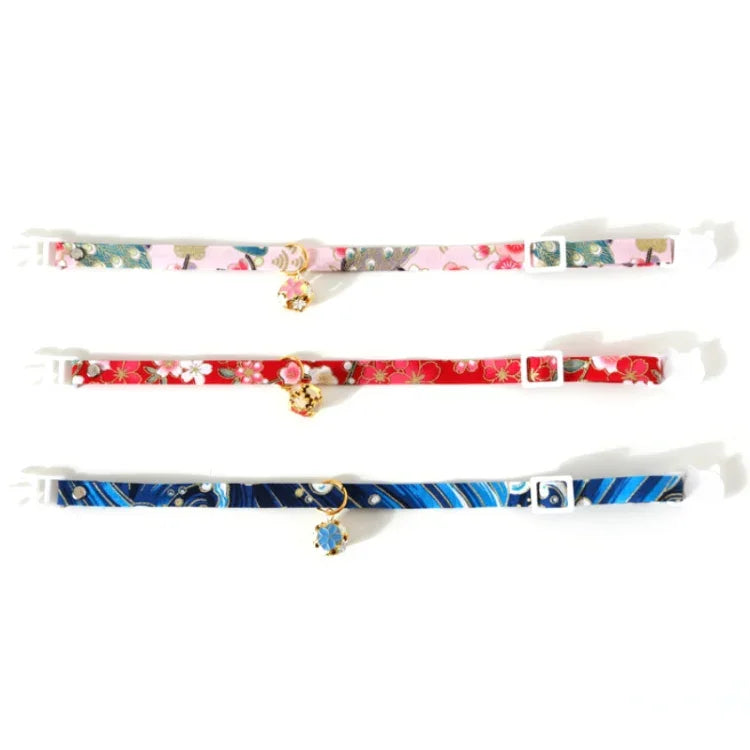Verstellbares Haustierhalsband mit Blumen- und Glöckchenmotiv für Katzen und Hunde, Größe S (17–32 cm)