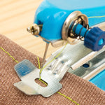 Tragbare Mini-Nähmaschine, kleine Handnähmaschine, Haushalts-Multifunktions-Taschen-Hand-Mikro-Nähmaschine, Zufällige Farblieferung
