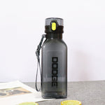 DOOGE Outdoor Reise Sport Wasserbecher Tragbare Kunststoff-Schülerflasche, 700ml