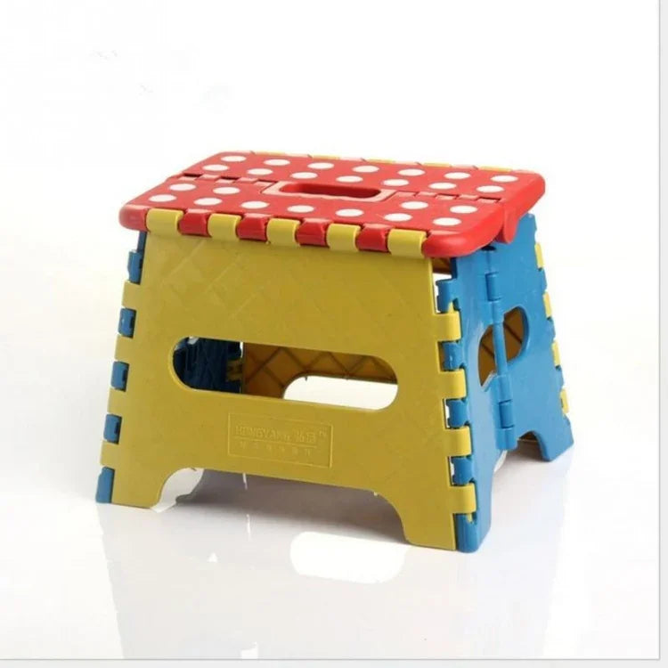 Tragbarer, dicker Kinderklapphocker aus Kunststoff, Werkzeug für Outdoor-Aktivitäten, Notwendigkeit für zu Hause und auf Reisen, zufällige Farblieferung, Klapphocker