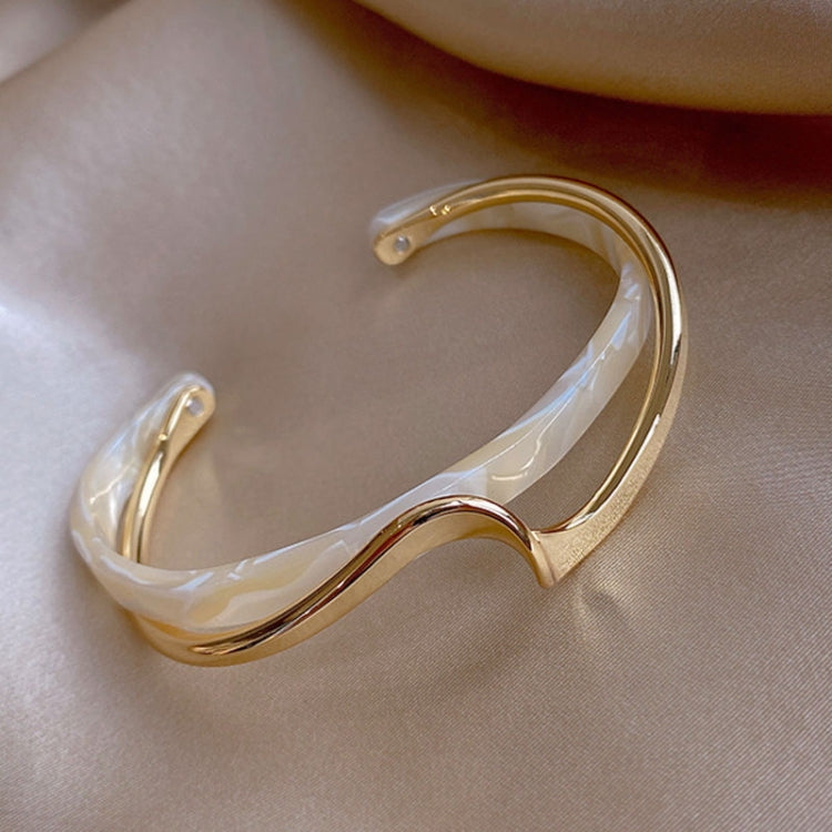 Armreif aus weißem Muschelelement, gebogenes Metall, Handschmuck, SL02-80
