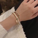 Armreif aus weißem Muschelelement, gebogenes Metall, Handschmuck, SL02-80