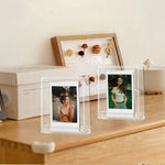 Doppelseitiger transparenter quadratischer Fotorahmenständer für Polaroids