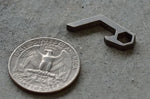 EDC Mini Leichtgewicht Flaschenöffner Schlüsselanhänger Taschenwerkzeug Outdoor Camp Wander Gadget, Titanlegierung, Edelstahl